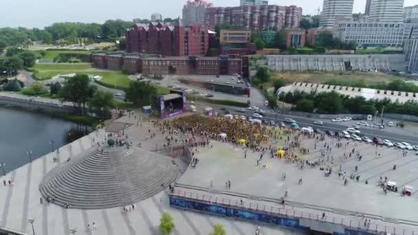 Dnipro Ukraina Antena Festiwalu Kolorów Holi Zwolnionym Tempie Ludzie Rzucający — Wideo stockowe
