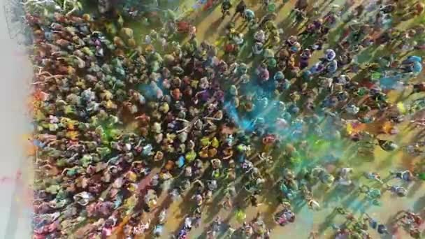 Dnipro, Ukrajinský letecký festival barev Holi ve zpomaleném filmu. lidé vyhazují barevný prášek do vzduchu