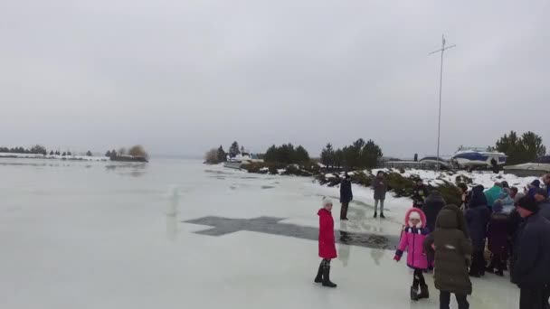 Männer Und Frauen Stürzen Sich Das Loch Großes Baden Während — Stockvideo