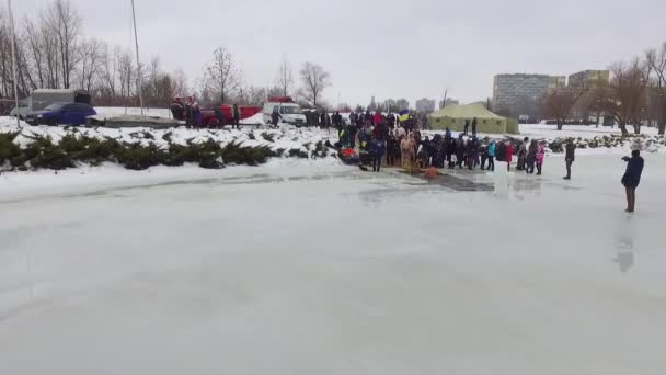 Män Och Kvinnor Dyker Ner Hålet Bulkbad Ceremonin Att Välsigna — Stockvideo