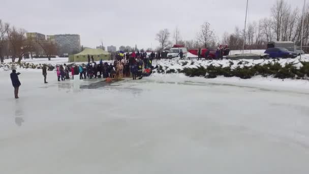 Män Och Kvinnor Dyker Ner Hålet Bulkbad Ceremonin Att Välsigna — Stockvideo