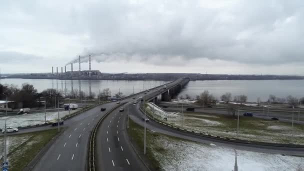 川の上の広い橋に車に乗る晴れた日のトップビュー空中ドローン飛行トップダウン高速道路のビュー忙しい都市ラッシュアワー重い交通渋滞高速道路橋の上の道路上の車でピーク時の車両交差点交通の空中ビュー — ストック動画