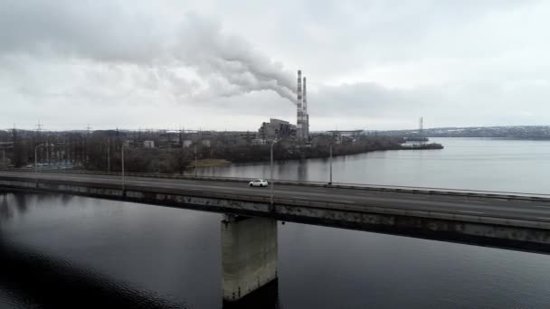 Samochody Jadą Szerokim Mostem Nad Rzeką Widok Góry Słoneczny Dzień — Wideo stockowe