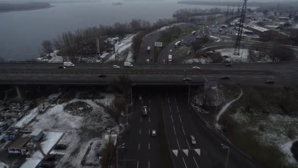 Auto Rijden Brede Brug Rivier Bovenaanzicht Zonnige Dag Luchtdrone Vlucht — Stockvideo