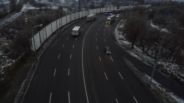 Carros Passeio Ponte Larga Sobre Rio Vista Superior Dia Ensolarado — Vídeo de Stock
