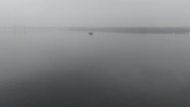 Una Barcaza Cargada Chatarra Residuos Flotando Sobre Una Superficie Agua — Vídeos de Stock