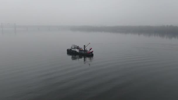 Chaland Chargé Ferraille Déchets Flottant Sur Une Surface Eau Transport — Video