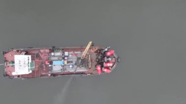 Su yüzeyinde yüzen hurda metal ve atıklarla dolu bir mavna. Kuru bir kargo gemisi vasıtasıyla geri dönüşümlü malzeme taşımacılığı. Gökyüzü panoramik görüntüsü uçan insansız hava aracı..
