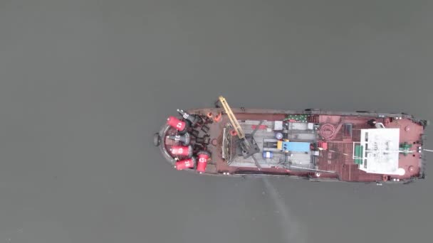Een Schip Beladen Met Schroot Afval Drijvend Een Wateroppervlak Vervoer — Stockvideo