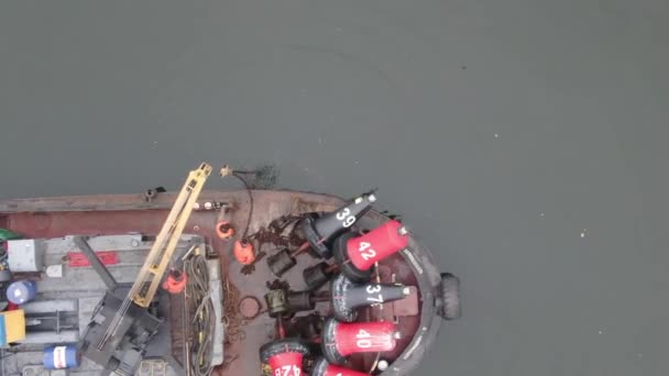 Een Schip Beladen Met Schroot Afval Drijvend Een Wateroppervlak Vervoer — Stockvideo