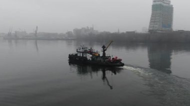 Su yüzeyinde yüzen hurda metal ve atıklarla dolu bir mavna. Kuru bir kargo gemisi vasıtasıyla geri dönüşümlü malzeme taşımacılığı. Gökyüzü panoramik görüntüsü uçan insansız hava aracı..