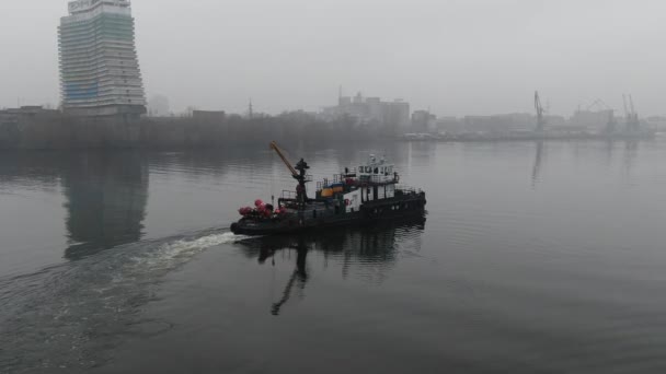 Баржа Загруженная Металлоломом Отходами Плавающими Поверхности Воды Перевозка Вторичных Материалов — стоковое видео