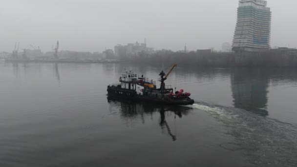 Μια Φορτηγίδα Φορτωμένη Παλιοσίδερα Και Απόβλητα Που Επιπλέουν Στην Επιφάνεια — Αρχείο Βίντεο