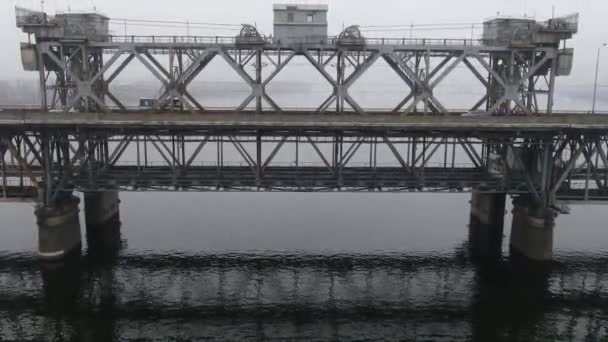 Transporte Movimiento Sobre Río Ciudad Los Coches Mueven Puente Ambas — Vídeos de Stock