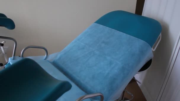 Gynekologisk Stol Läkarmottagningen Utrustning Gynekolog Verktyg Instrument — Stockvideo