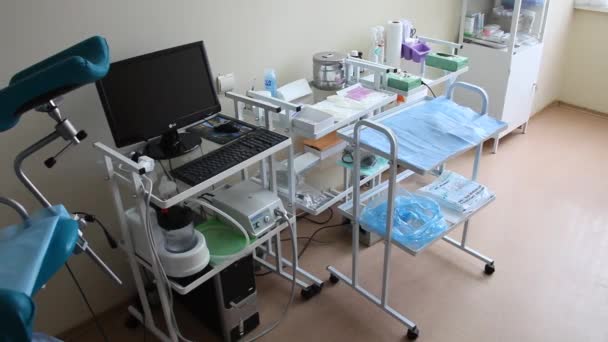 医务室设备妇科医生工具仪中的妇科椅子 — 图库视频影像