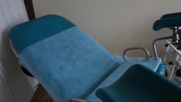 医务室设备妇科医生工具仪中的妇科椅子 — 图库视频影像