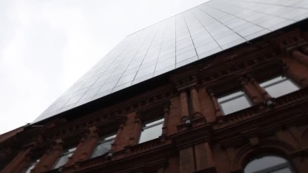 天空背景下的摩天大楼俯瞰底层全景日景玻璃窗建屋 — 图库视频影像