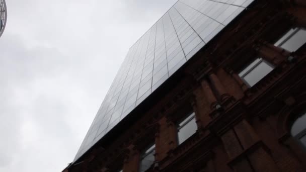 天空背景下的摩天大楼俯瞰底层全景日景玻璃窗建屋 — 图库视频影像