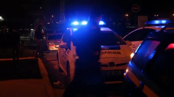Polizeiautos Der Nacht Polizeiwagen Bei Nächtlicher Verfolgungsjagd Mit Nebelhintergrund 911 — Stockvideo