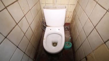 Eski, kirli ortak umumi tuvalet fayanslarda paylaşılıyor.