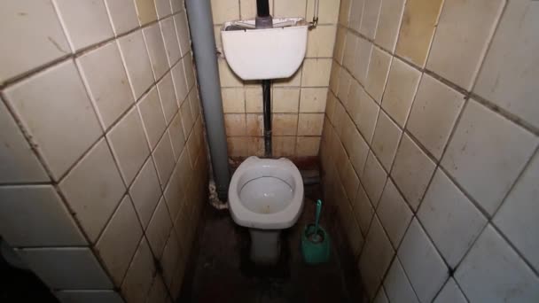肮脏的 共用的 共用瓷砖的公厕 — 图库视频影像