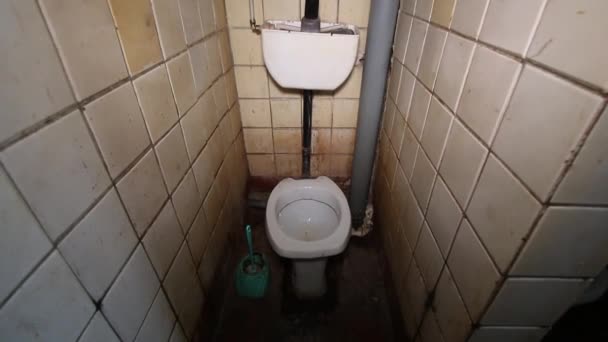 Velho Sujo Compartilhado Banheiro Público Comunal Compartilhado Telha — Vídeo de Stock