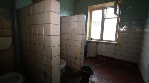 Старий Брудний Спільний Громадський Туалет Розділений Плитці — стокове відео