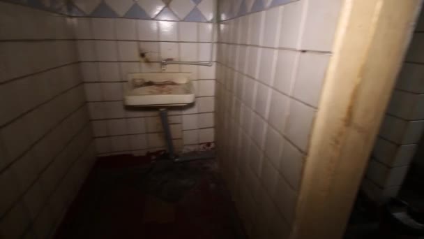 Oud Vuil Gedeeld Gemeenschappelijk Openbaar Toilet Gedeeld Tegel — Stockvideo