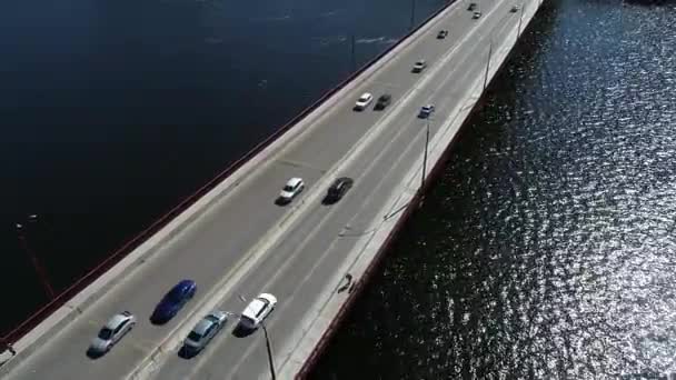 Перемещение Транспорта Через Реку Автомобили Движутся Мосту Обоих Направлениях Поездка — стоковое видео