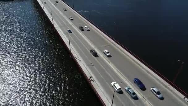 Transporte Movimiento Sobre Río Ciudad Los Coches Mueven Puente Ambas — Vídeos de Stock