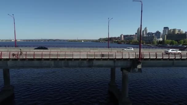 通过城市河流运输 汽车在桥上双向行驶 乘坐汽车在公路桥上的河上鸟瞰全景高空飞天直升机无人机 — 图库视频影像