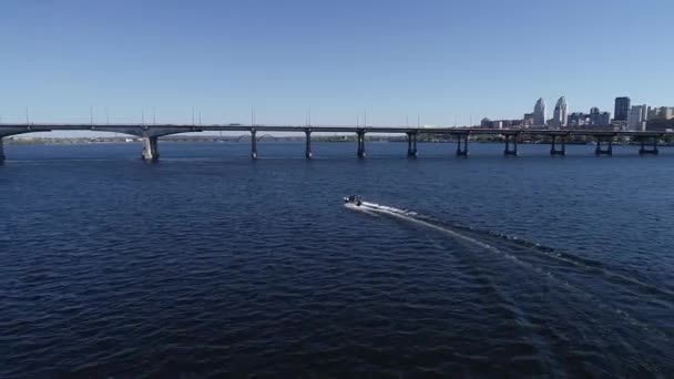通过城市河流运输 汽车在桥上双向行驶 乘坐汽车在公路桥上的河上鸟瞰全景高空飞天直升机无人机 — 图库视频影像