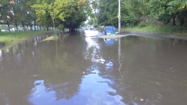 Osobní Automobil Uvízl Zaplavených Silnicích Důsledku Přetékající Řeky Des Plaines — Stock video