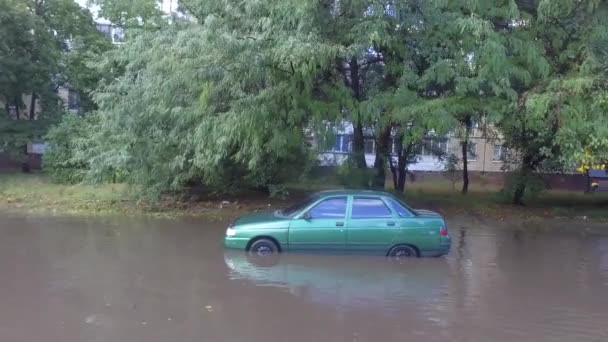 Osobní Automobil Uvízl Zaplavených Silnicích Důsledku Přetékající Řeky Des Plaines — Stock video