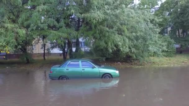 大雨倾盆后 大河泛滥 导致客车滞留在道路上 当时这个地区的洪水泛滥阶段是 — 图库视频影像