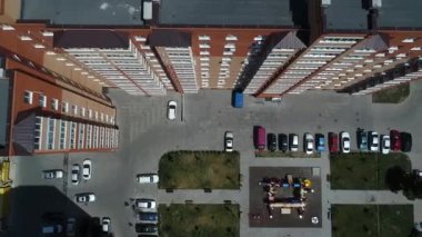 Hava Drone uçuş görüntüleri: Ismarlayarak cityscape cam iş merkezi günbatımı ışık ile üzerinde. Uçuş Boulevard Taras Şevçenko, Kiev, Ukrayna, Avrupa'nın üzerinde. Kamera yükselin. 4k