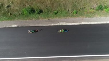 Havadan panoramik üst görüntü uçan drone helikopter görüntüsü, bisiklet sürücülerinin takibi.