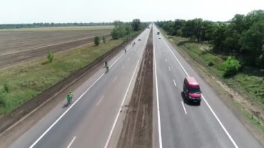 Havadan panoramik üst görüntü uçan drone helikopter görüntüsü, bisiklet sürücülerinin takibi.