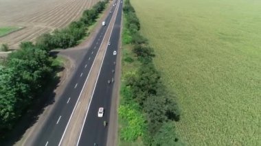Havadan panoramik üst görüntü uçan drone helikopter görüntüsü, bisiklet sürücülerinin takibi.
