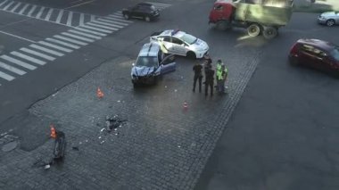 Dinyeper hava panoramik üst görüntüsünde insanlı minibüs havada uçan helikopter görüntüleriyle yolda yuvarlandı.
