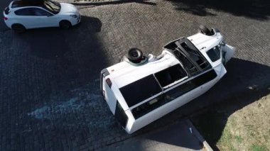 Dinyeper hava panoramik üst görüntüsünde insanlı minibüs havada uçan helikopter görüntüleriyle yolda yuvarlandı.