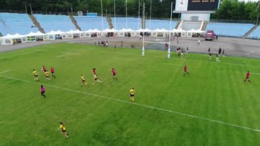 Dişi rugby oyuncuları stadyum meteorları eğitiyorlar. Dnipro panoramik gökyüzü drone helikopteri.