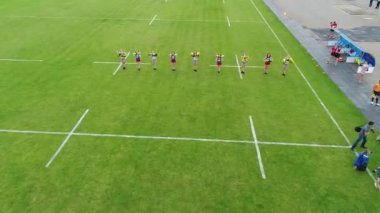 Dişi rugby oyuncuları stadyum meteorları eğitiyorlar. Dnipro panoramik gökyüzü drone helikopteri.