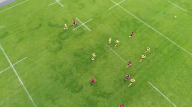 Dişi rugby oyuncuları stadyum meteorları eğitiyorlar. Dnipro panoramik gökyüzü drone helikopteri.