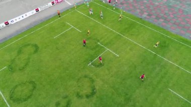 Dişi rugby oyuncuları stadyum meteorları eğitiyorlar. Dnipro panoramik gökyüzü drone helikopteri.