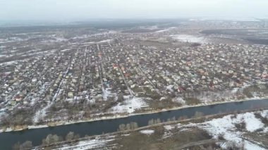 Meteor havası panoramik manzarası yakınındaki Dinyeper Ukrayna anıtının parçalanması helikopter insansız hava aracı görüntülerinden gökyüzüne doğru uçuyor.