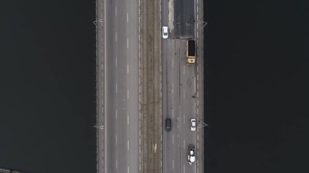 Les Voitures Roulent Sur Deux Ponts Dessus Rivière Caméra Est — Video