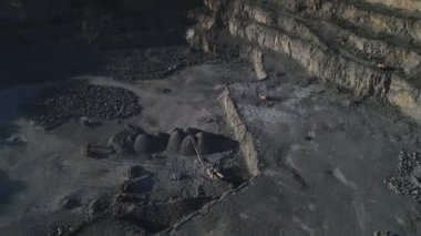 Granit ve inşaat malzemelerinin çıkarılması için kum yığınlarının ve ezici ekipmanların en üst görüntüsü. Drone 'dan görüntüler