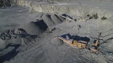 Granit ve inşaat malzemelerinin çıkarılması için kum yığınlarının ve ezici ekipmanların en üst görüntüsü. Drone 'dan görüntüler